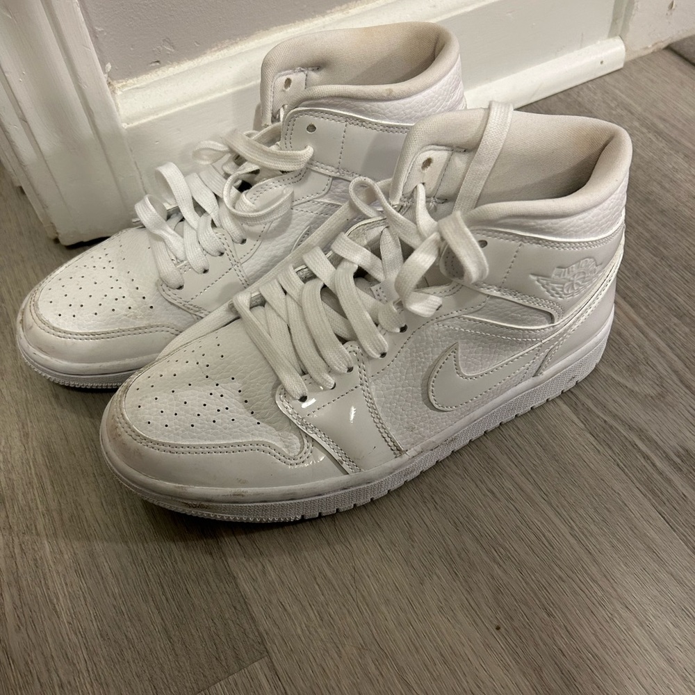 White high top women Jordan’s. Almost perfect condition. S7.5 worn about 5x